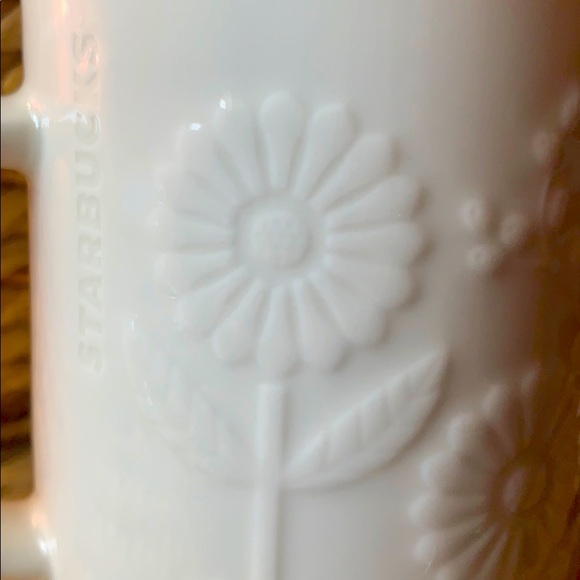 2 VTG Starbucks white embossed sunflower mugs - Picture 5 of 10